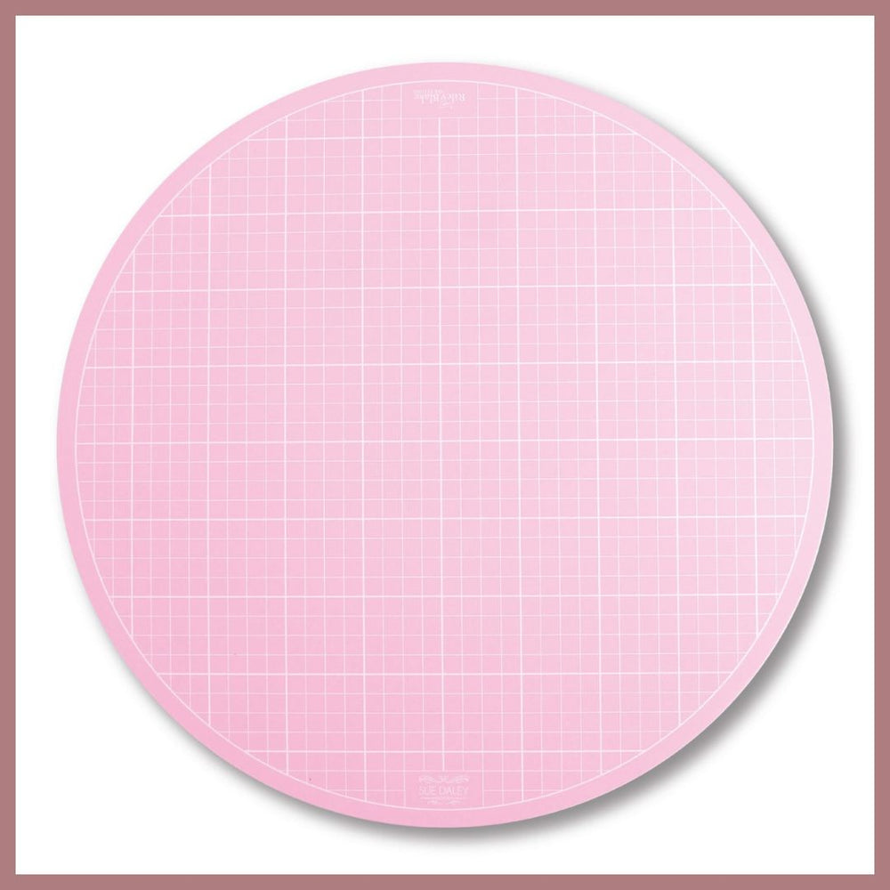 
                      
                        Drehbare Schneidematte, rund, rosa, 16inch, Sue Daley
                      
                    